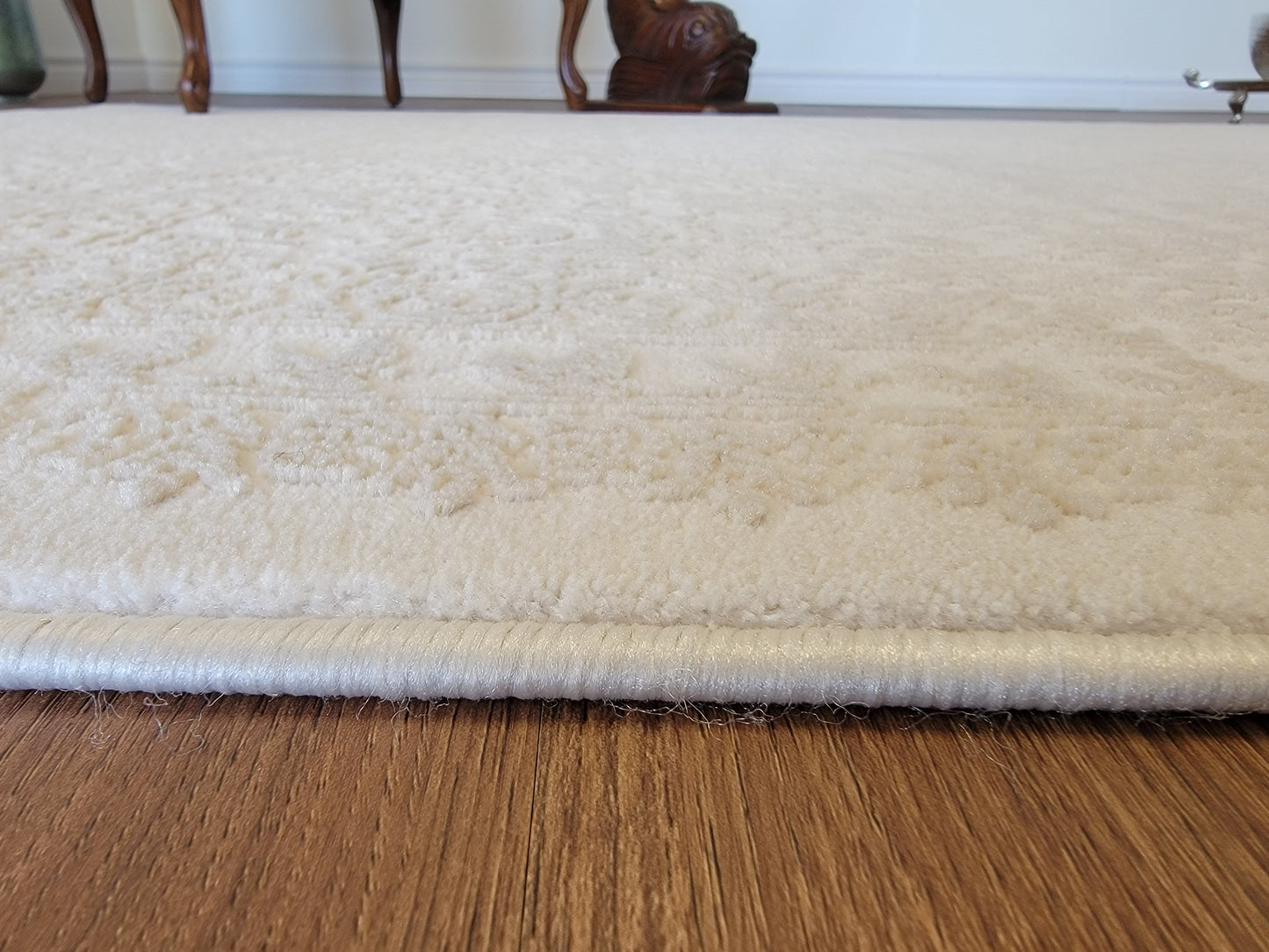 Airmont Damask Area Rug. Eggshell, White, and Beige