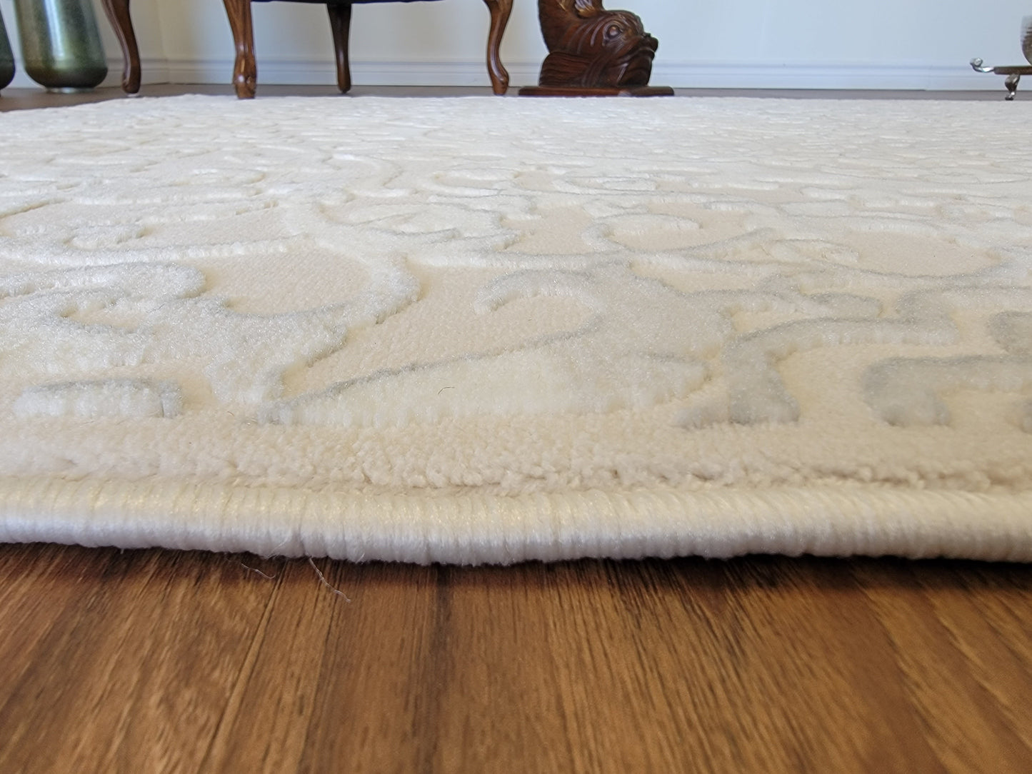 Airmont Modern Traditional Area Rug. Cream, White, and Light Gray