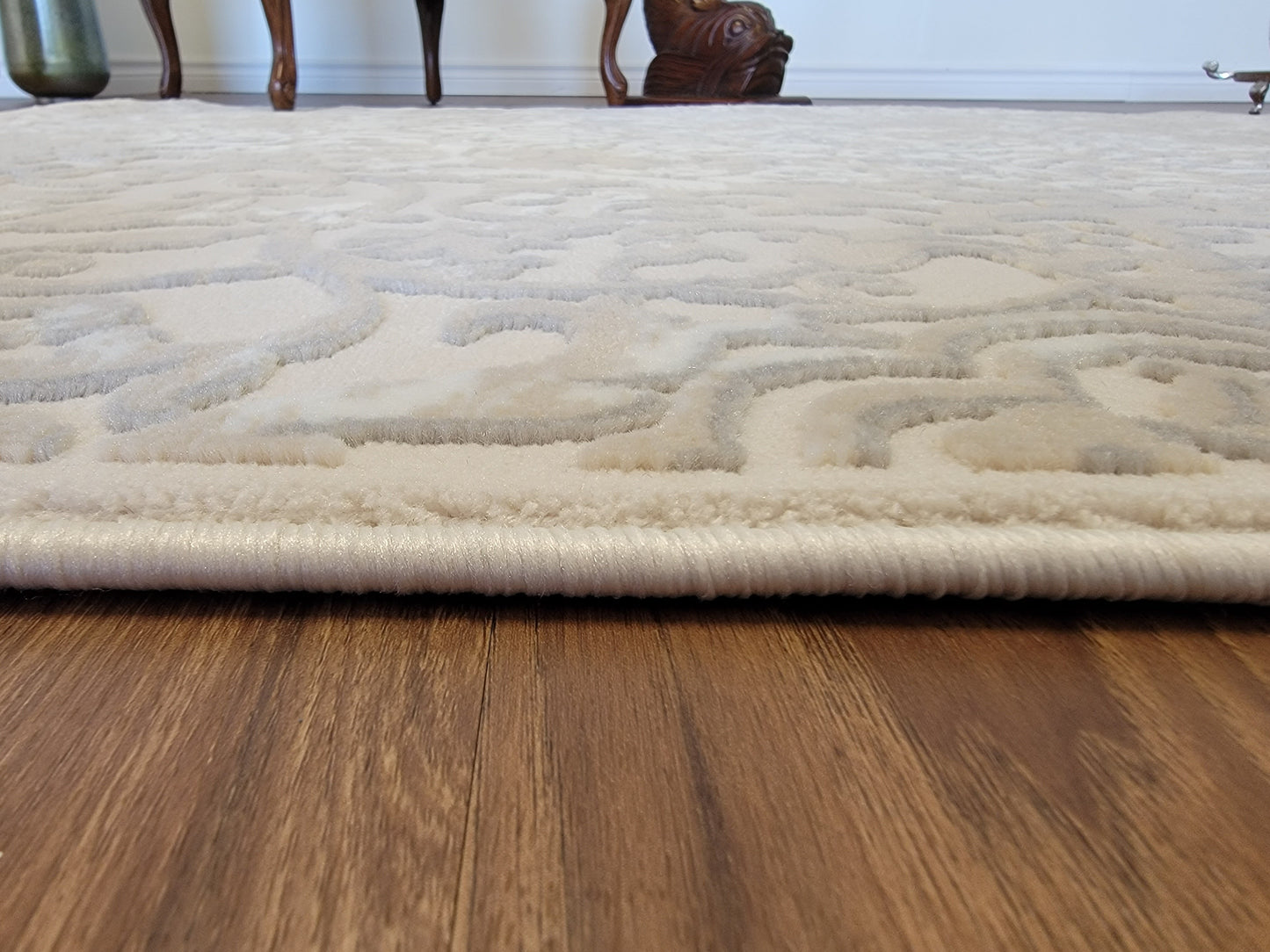 Airmont Modern Traditional Area Rug. Beige, White, and Silver