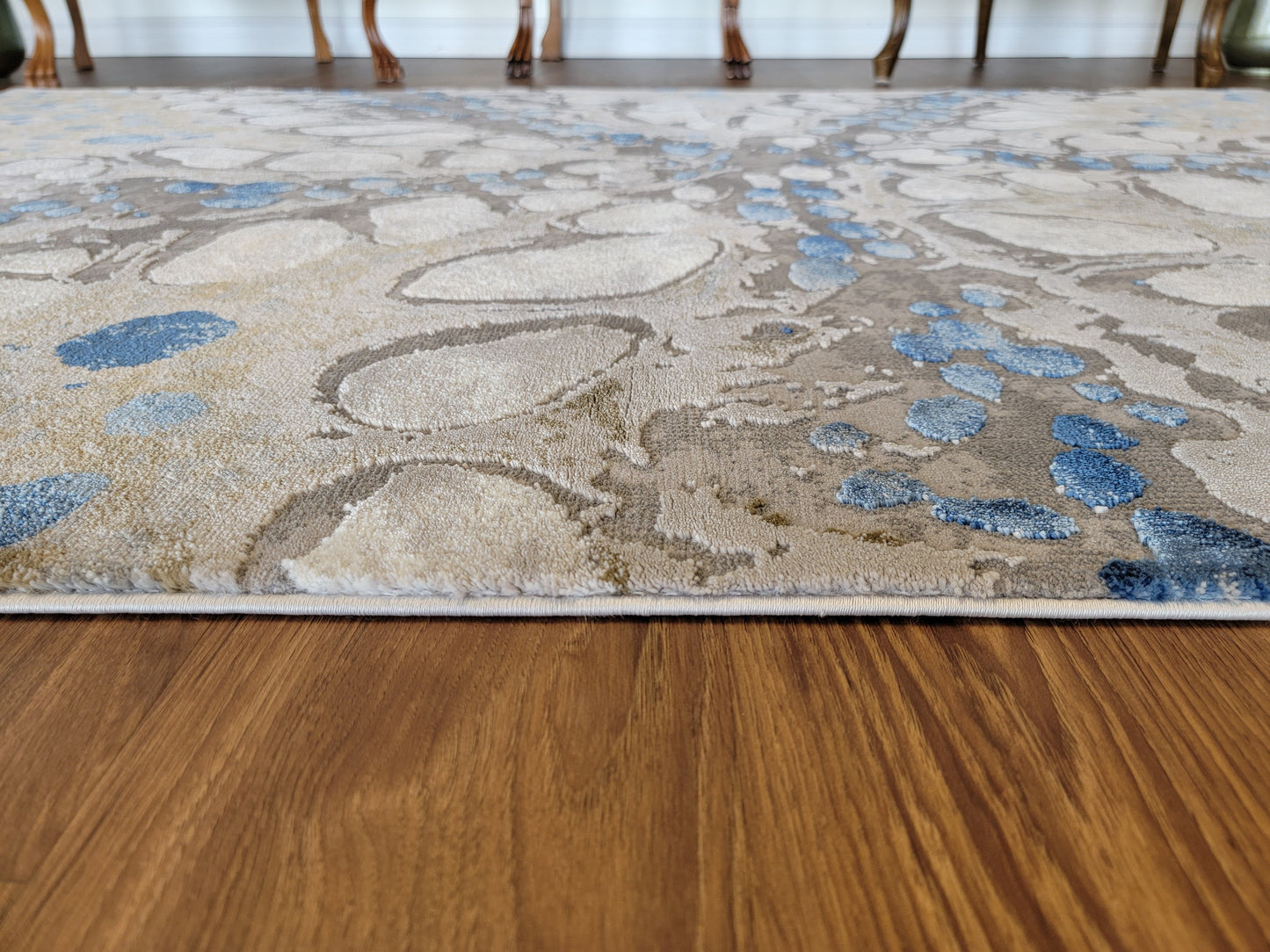 Armodies Abstract Area Rug. Metallic Gray, Silver, and Cobalt Blue