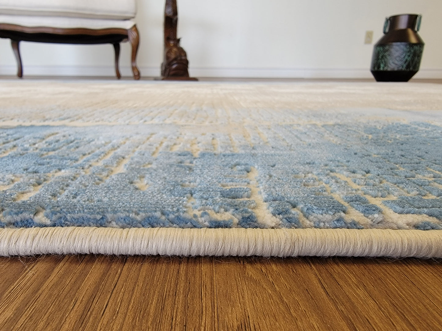 Avangard Abstract Area Rug. White, Beige, and Cobalt Blue